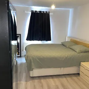  Apartment With Share Bathroom Near Train Line