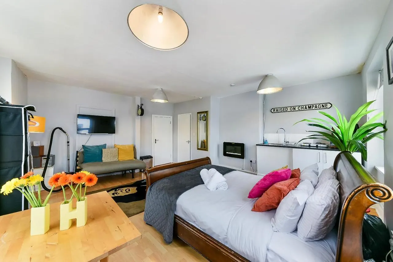 Bob Marley Studio - Shoreditch Near Liverpool Street London 0*,  United Kingdom